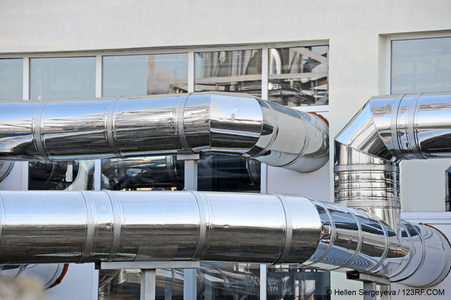 Wissen Sie wieviel hier strömt? Lüftungskanäle an einem Industriegebäude